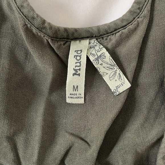 Button-Up Tank Top - Picture 2 of 3